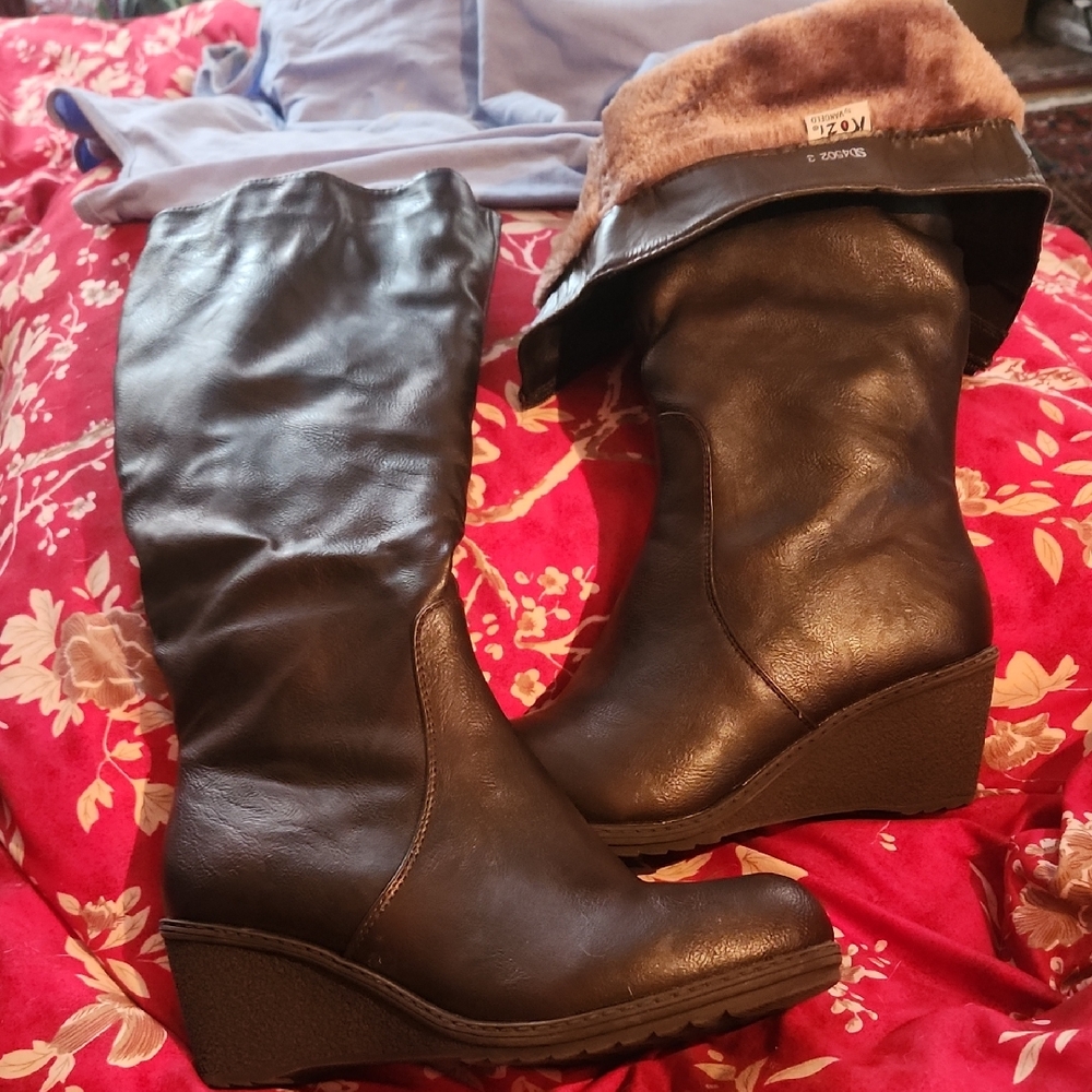 Canadian Brown KneeHi Wedge plush lining Full zipper Wide calf &  elastic insert